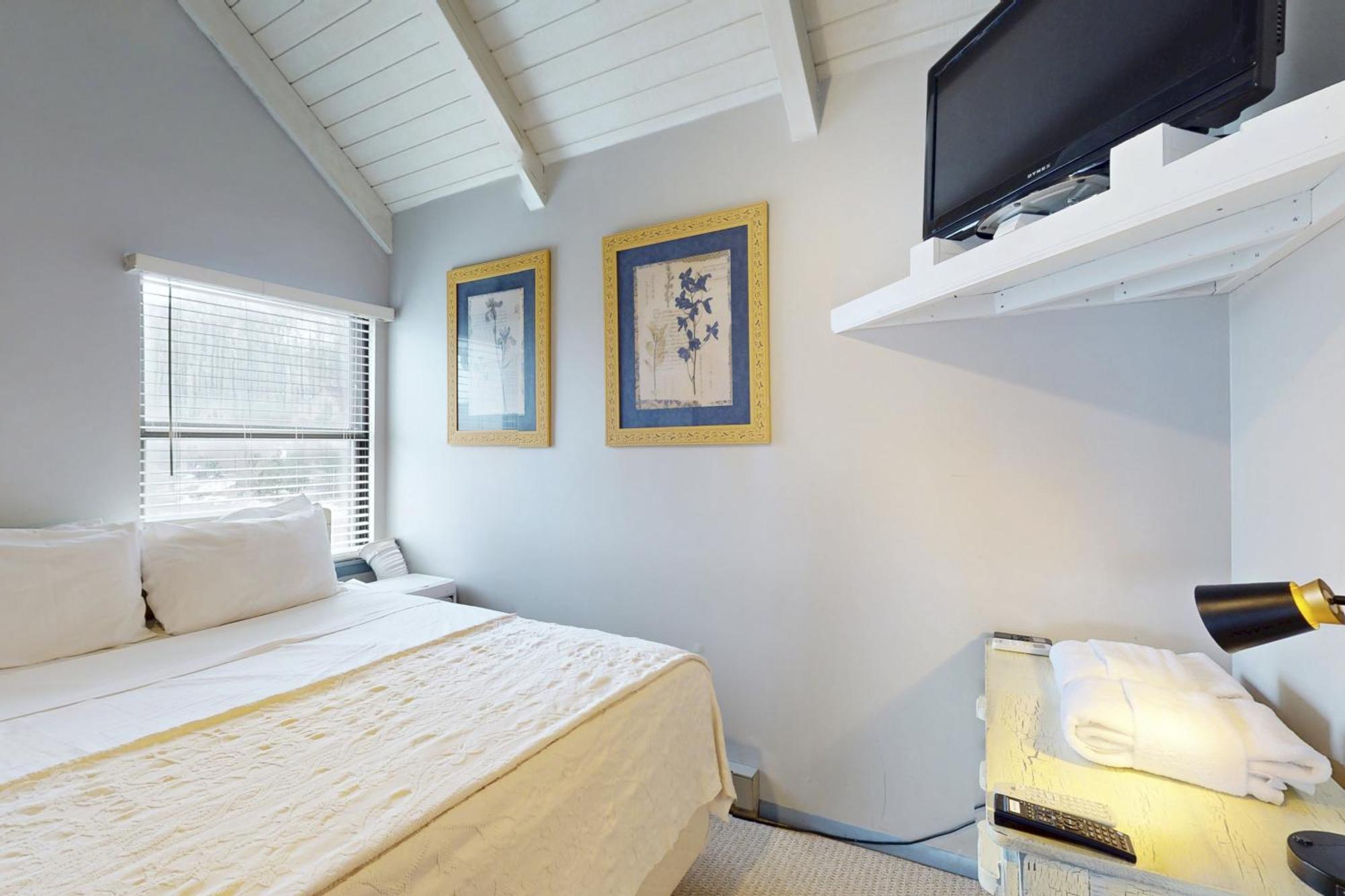 Jeffrey Lane Condos Thayerville Room photo