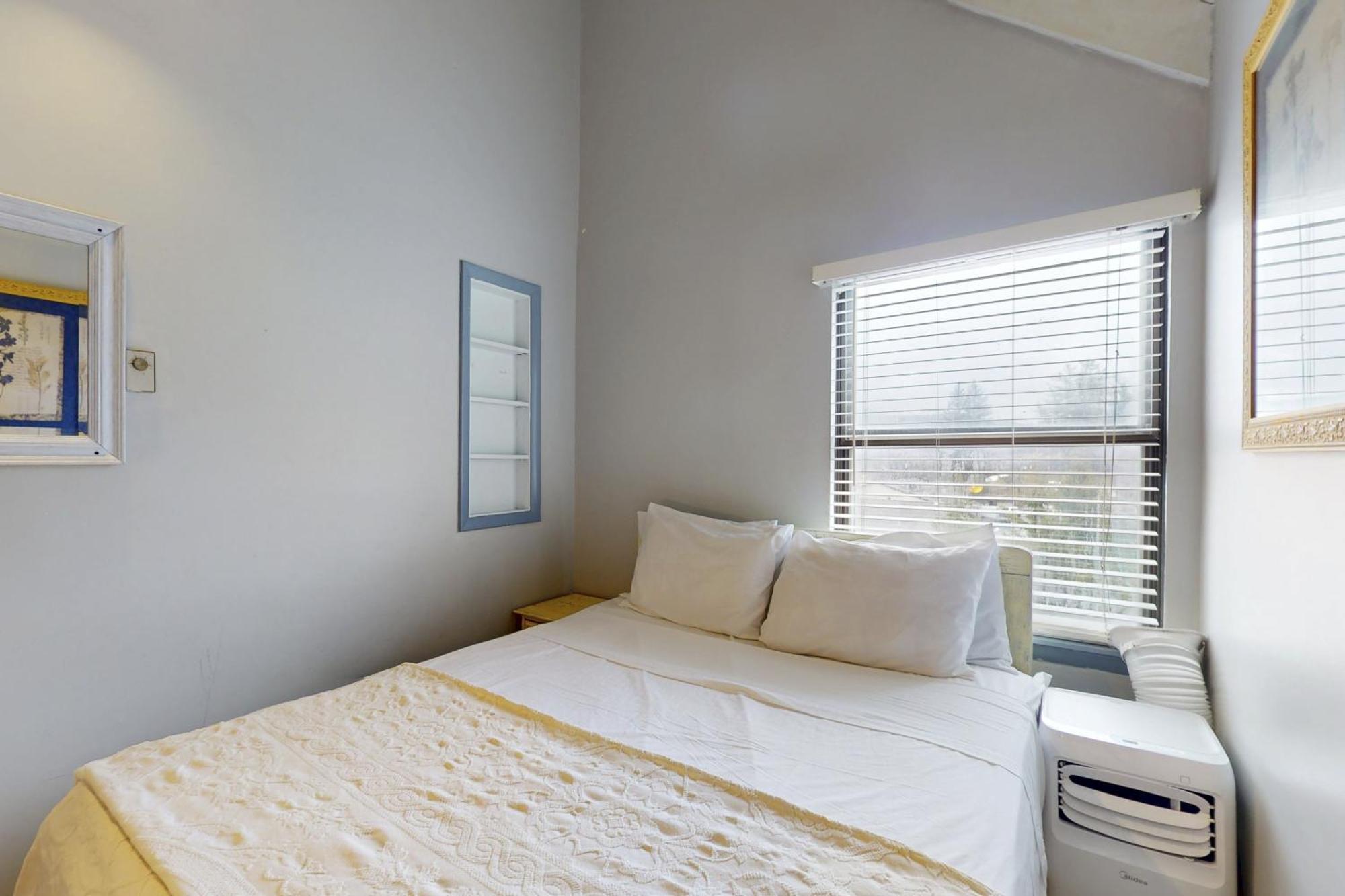Jeffrey Lane Condos Thayerville Room photo