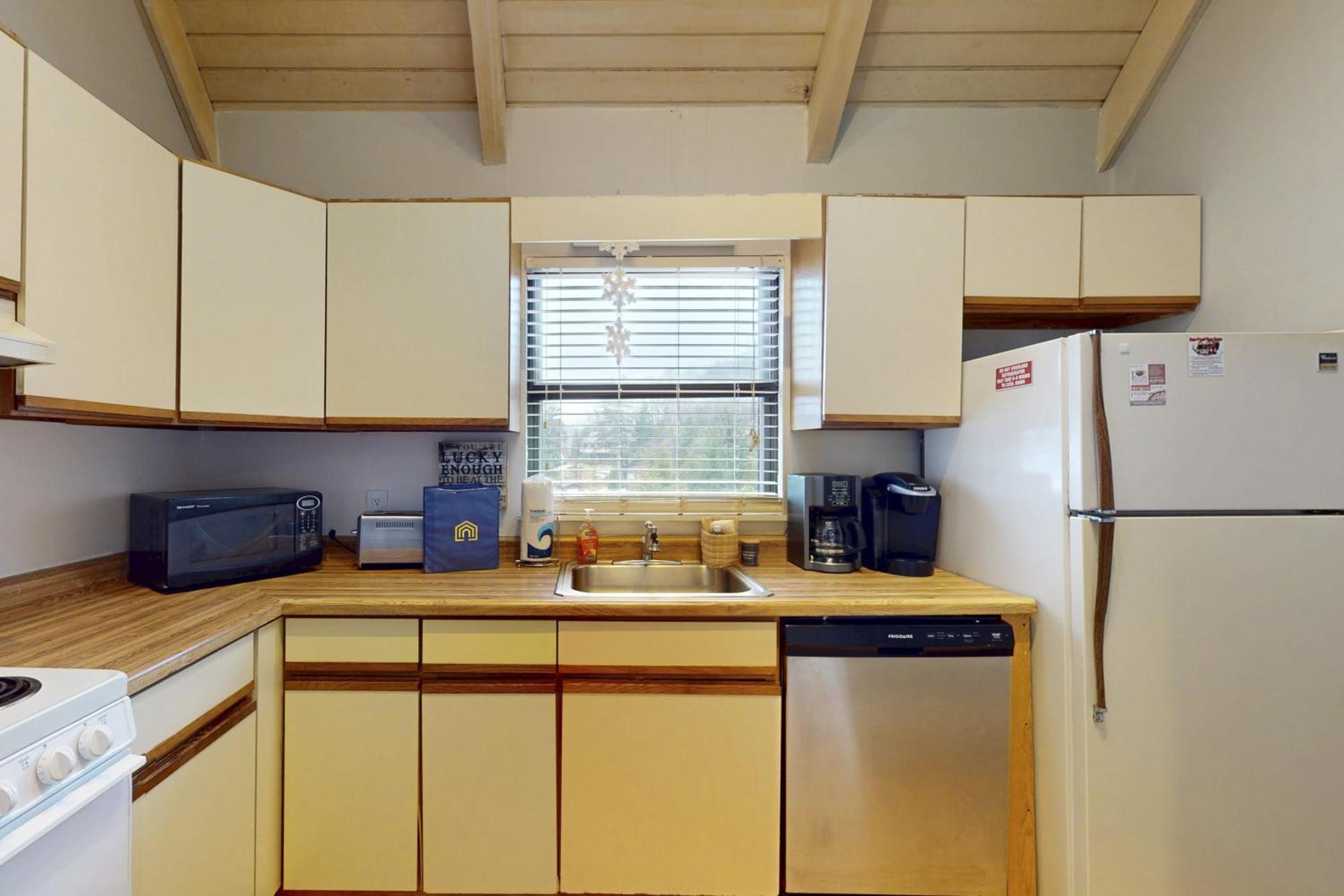 Jeffrey Lane Condos Thayerville Room photo