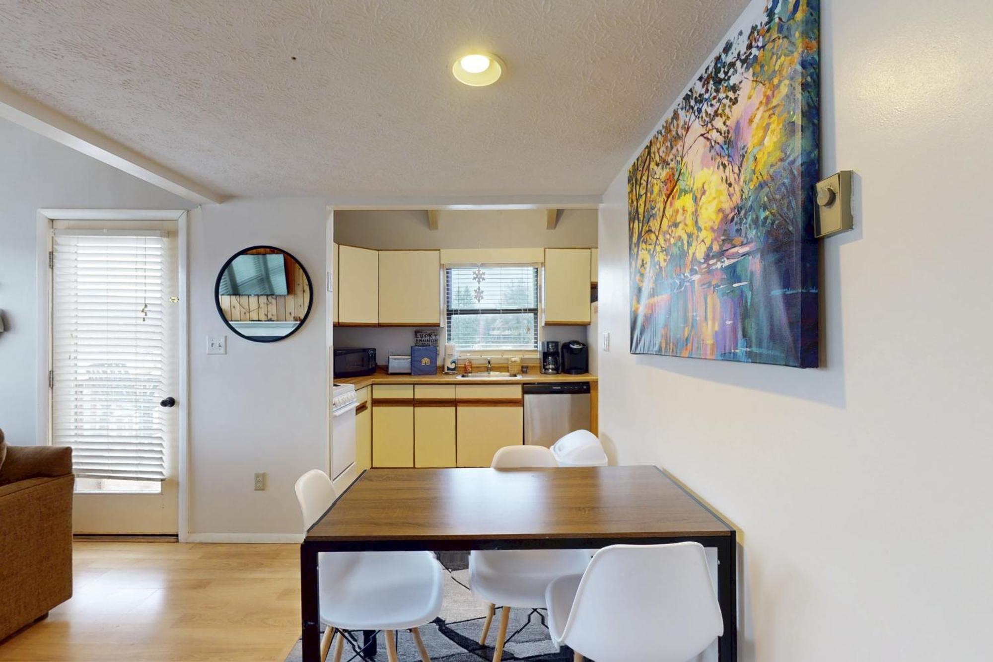 Jeffrey Lane Condos Thayerville Room photo